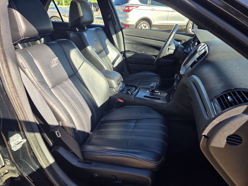 2013 Chrysler 300 Image 18