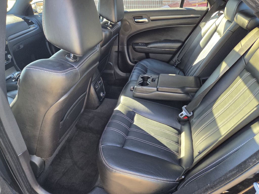 2013 Chrysler 300 Image 21