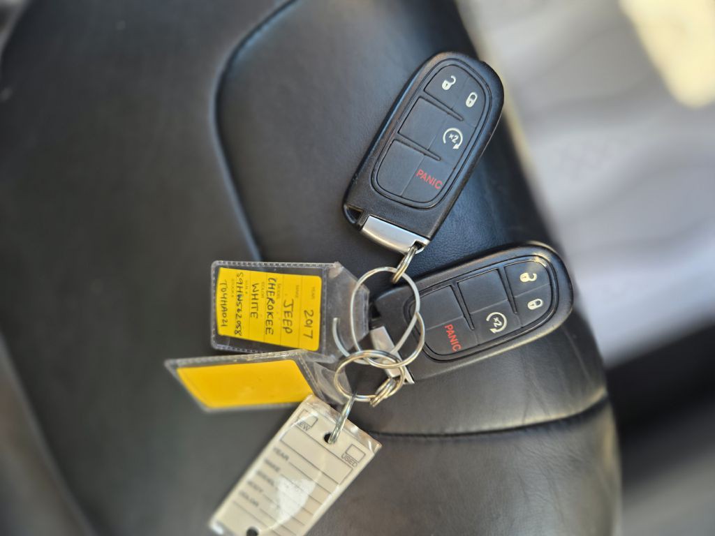 2017 Jeep Cherokee Image 18