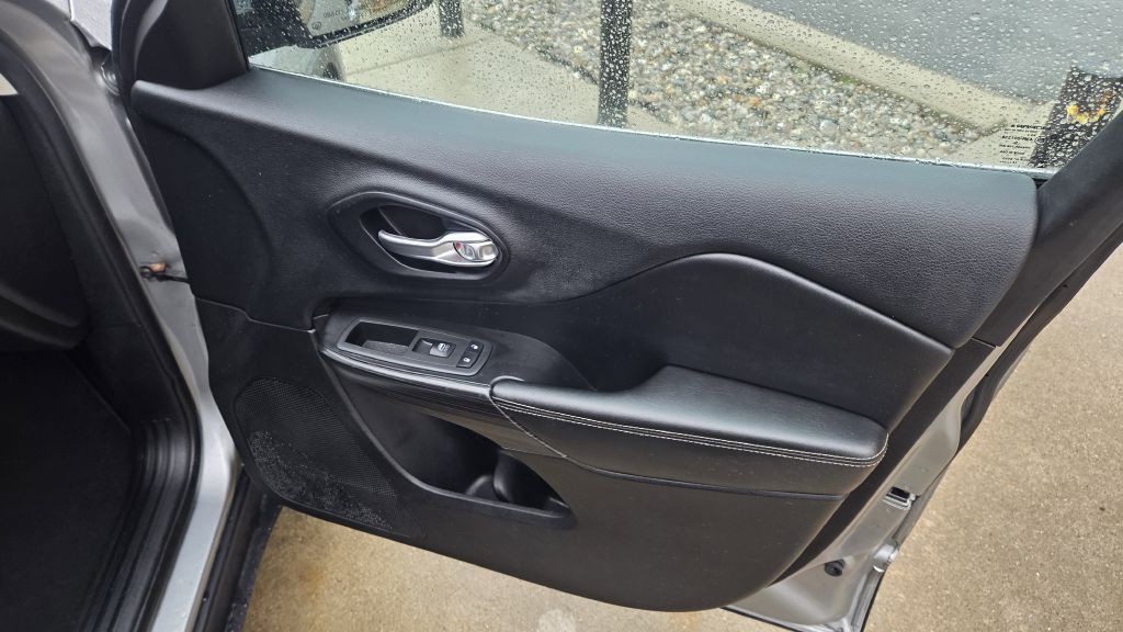 2015 Jeep Cherokee Image 18