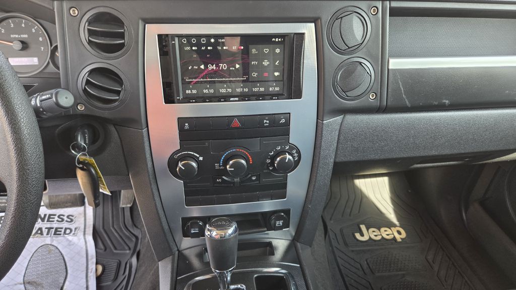 2010 Jeep Commander Image 10