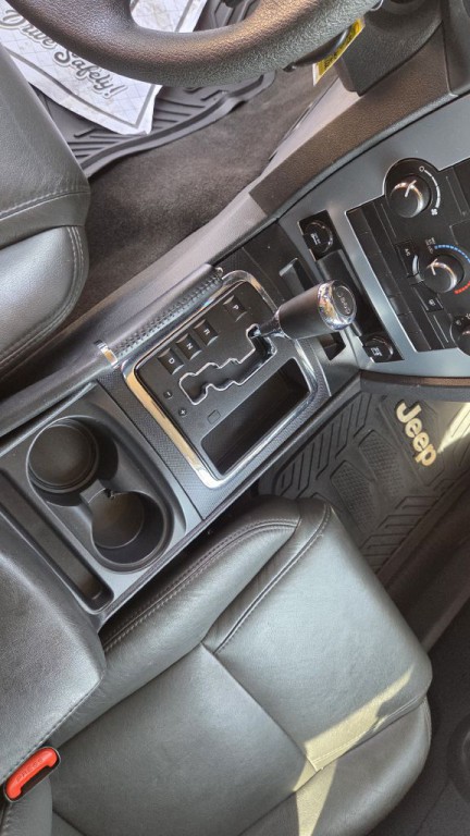 2010 Jeep Commander Image 11