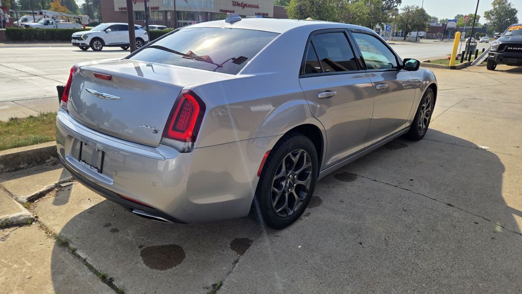 2016 Chrysler 300 Image 3