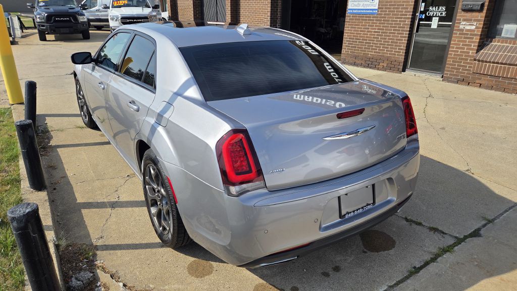 2016 Chrysler 300 Image 4