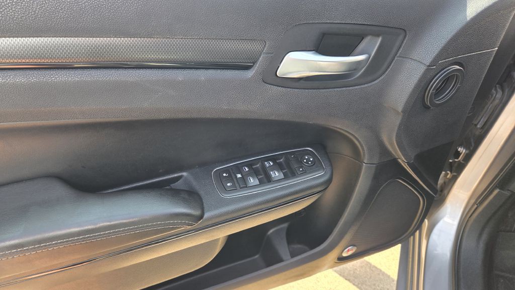 2016 Chrysler 300 Image 6