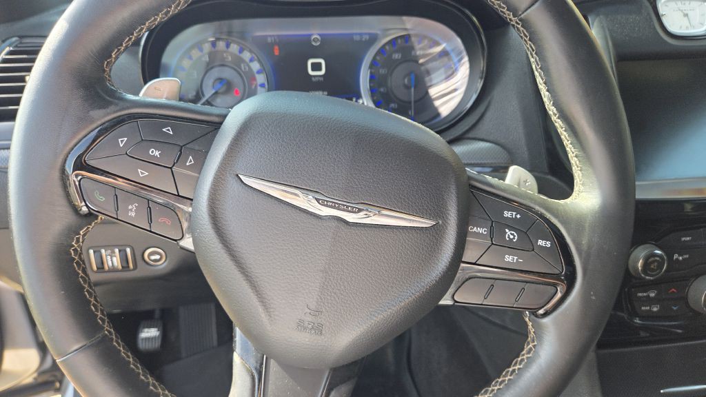 2016 Chrysler 300 Image 9