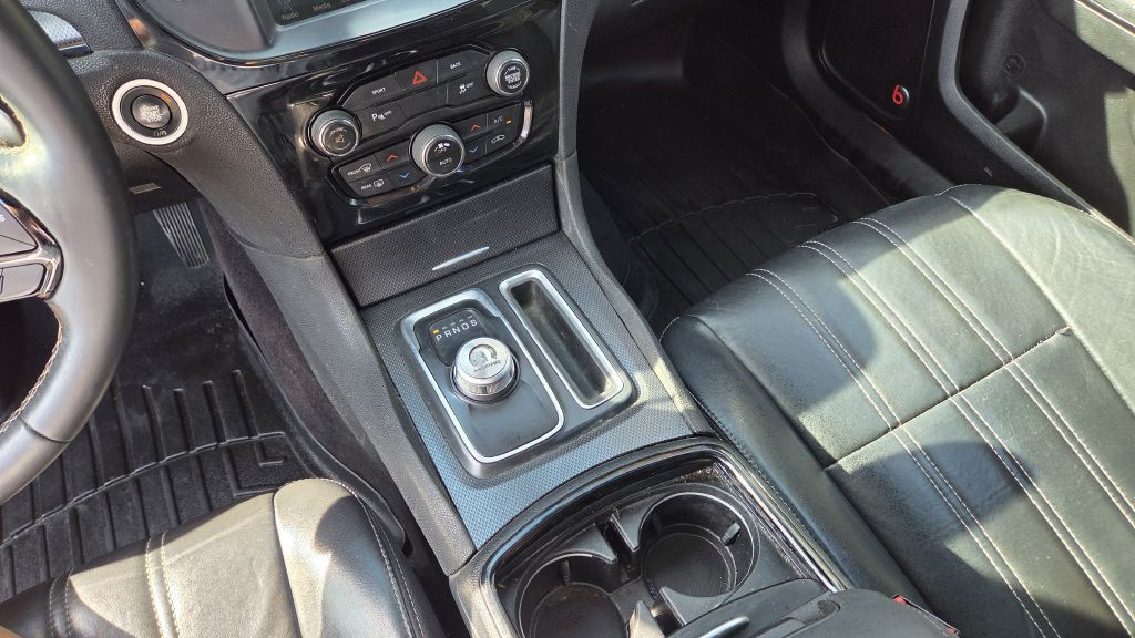 2016 Chrysler 300 Image 13