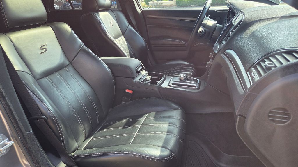 2016 Chrysler 300 Image 16
