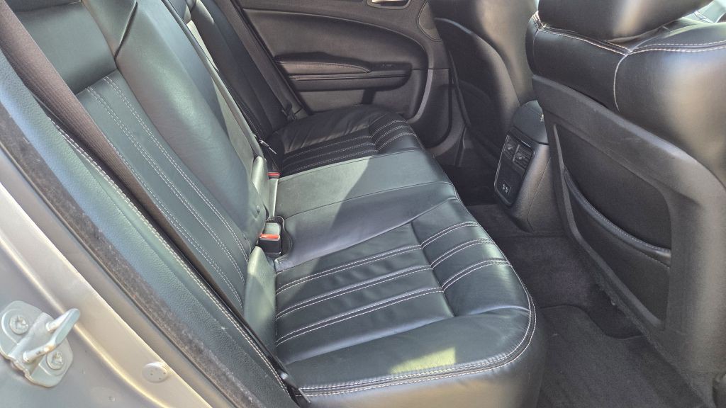 2016 Chrysler 300 Image 19