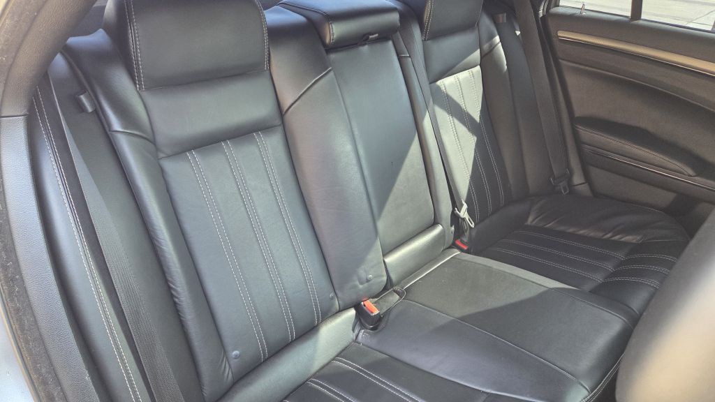 2016 Chrysler 300 Image 20