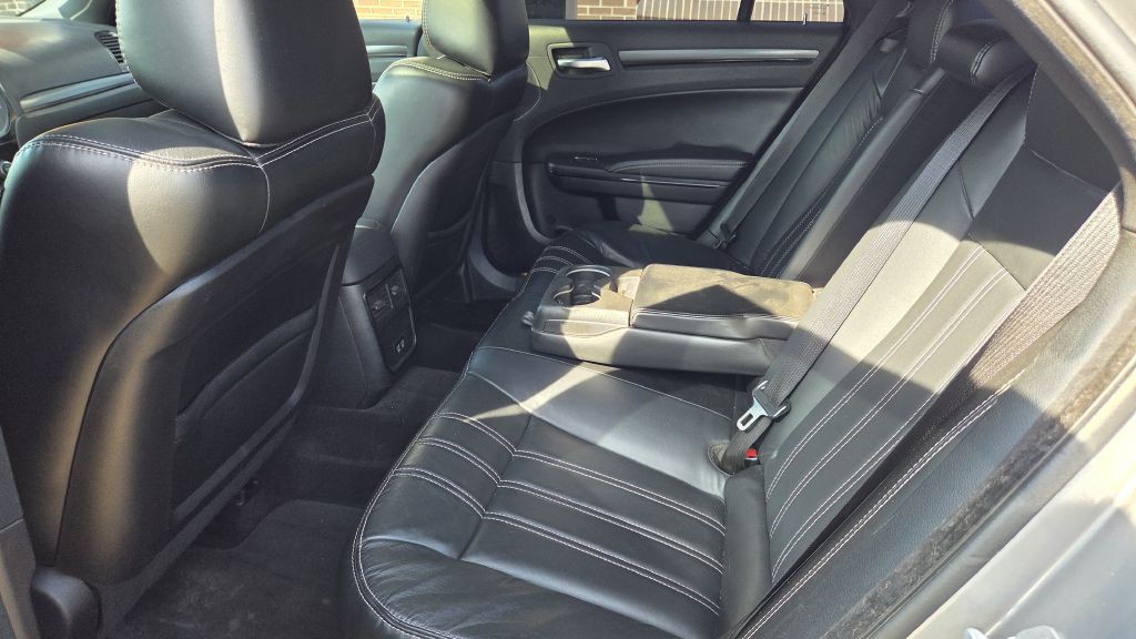 2016 Chrysler 300 Image 21