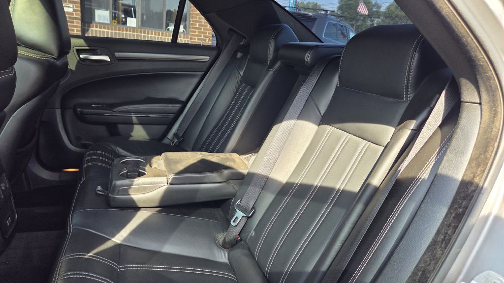 2016 Chrysler 300 Image 22