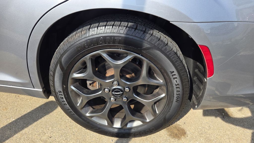 2016 Chrysler 300 Image 24