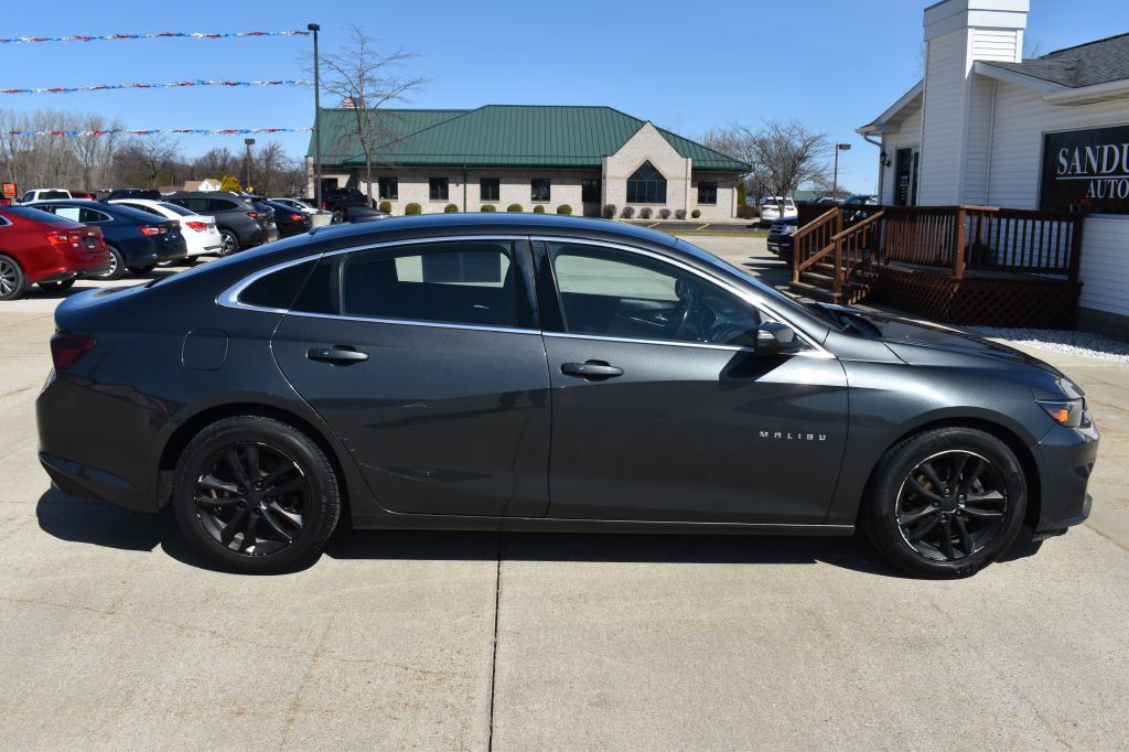 2016 Chevrolet Malibu Image 2