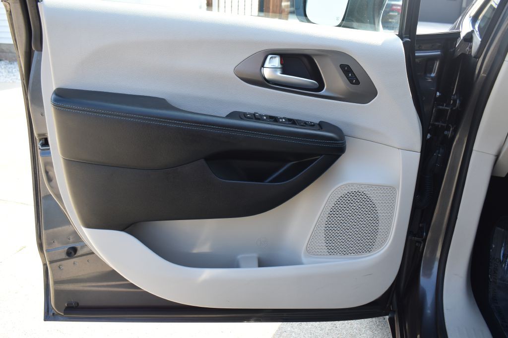 2021 Chrysler Pacifica Image 11