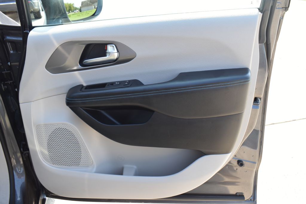 2021 Chrysler Pacifica Image 22