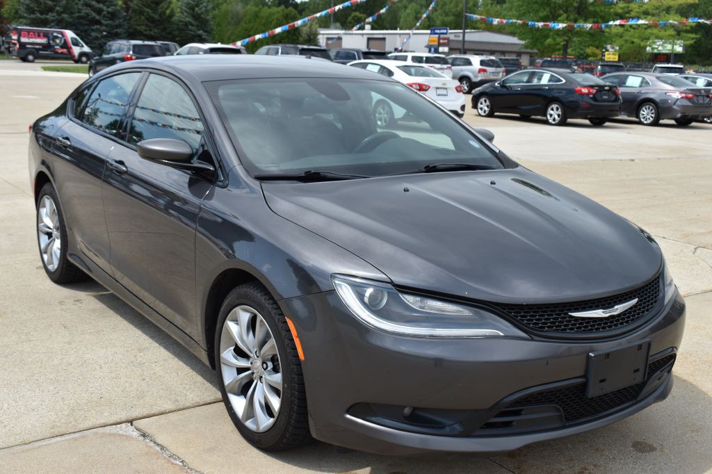 2017 Chrysler 200 Image 1
