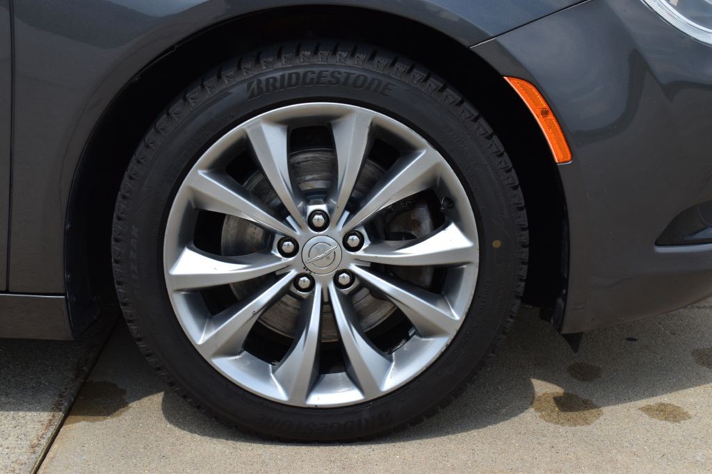 2017 Chrysler 200 Image 3