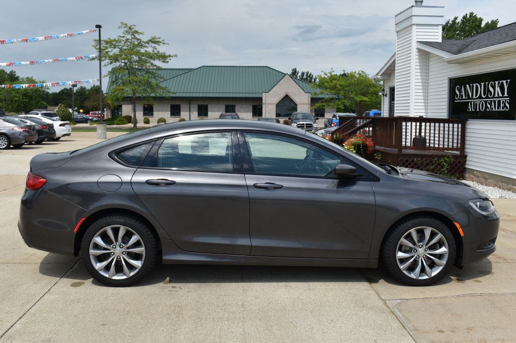 2017 Chrysler 200 Image 4