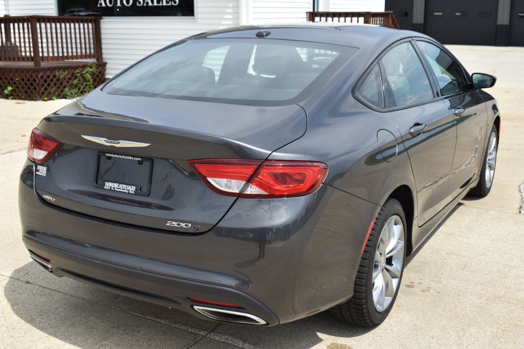 2017 Chrysler 200 Image 5