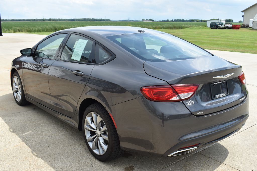 2017 Chrysler 200 Image 7
