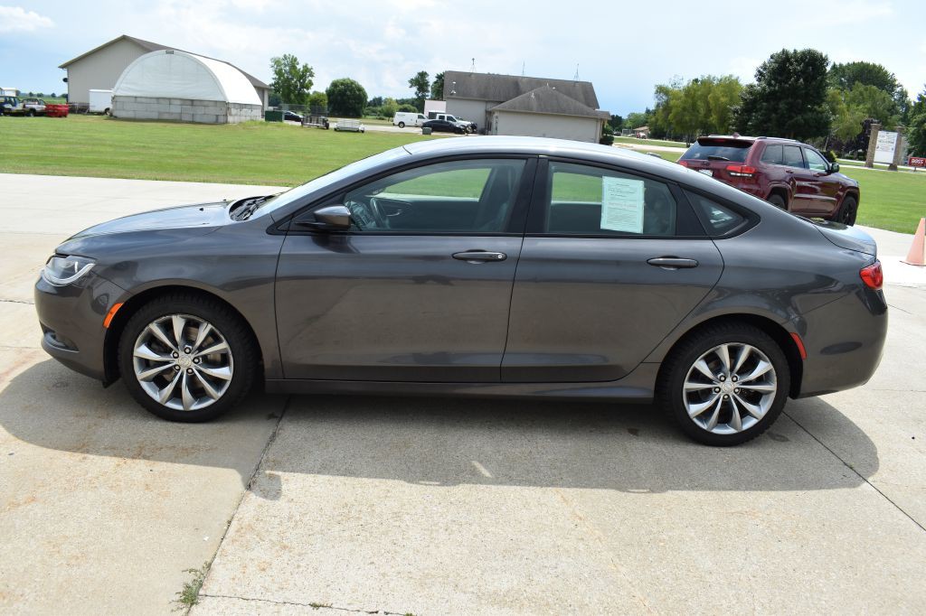 2017 Chrysler 200 Image 8