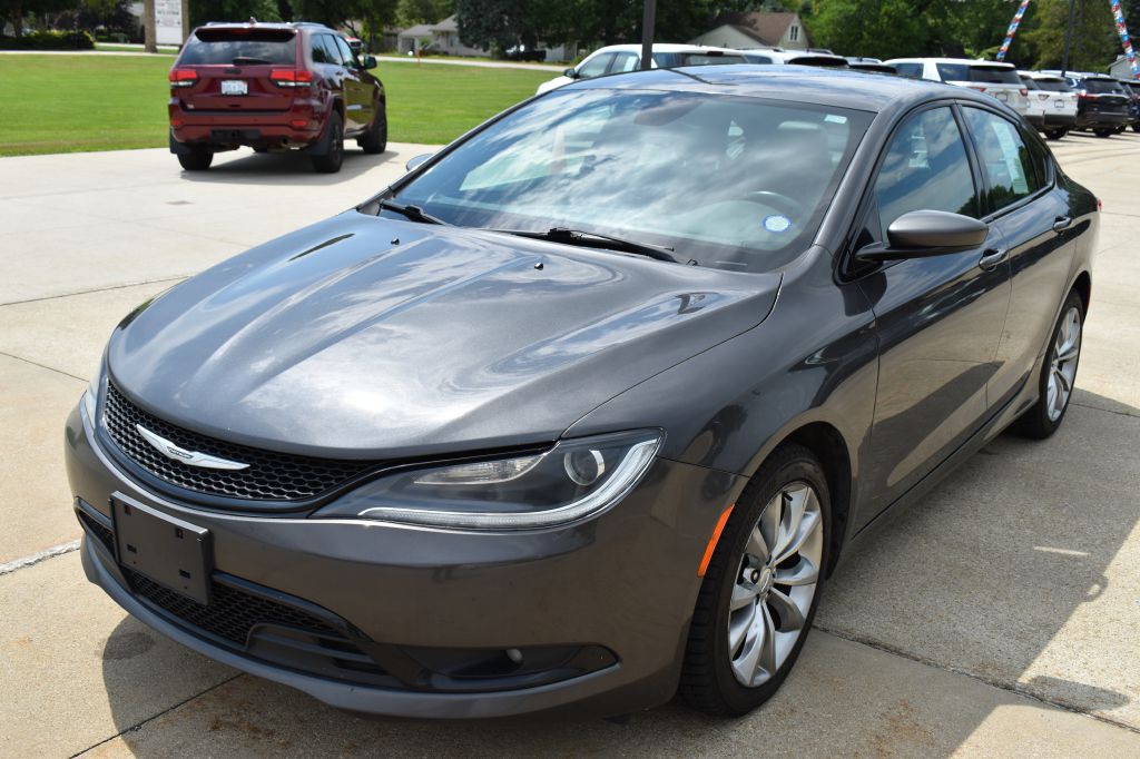 2017 Chrysler 200 Image 9