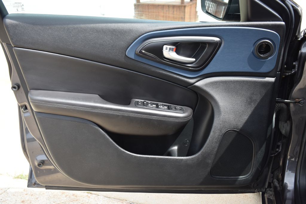 2017 Chrysler 200 Image 10