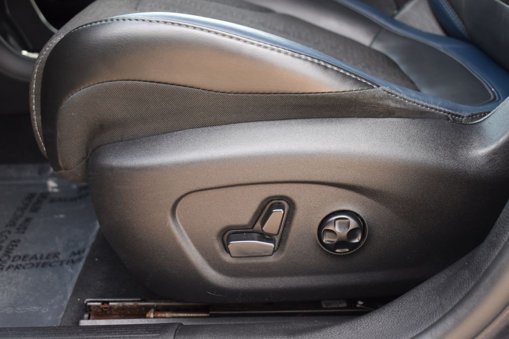 2017 Chrysler 200 Image 11