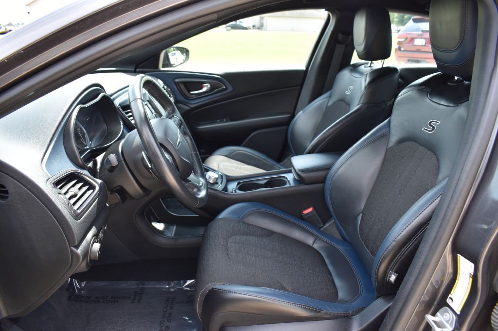 2017 Chrysler 200 Image 12