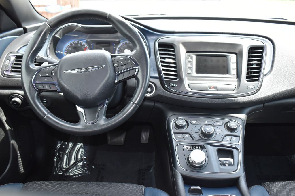 2017 Chrysler 200 Image 13