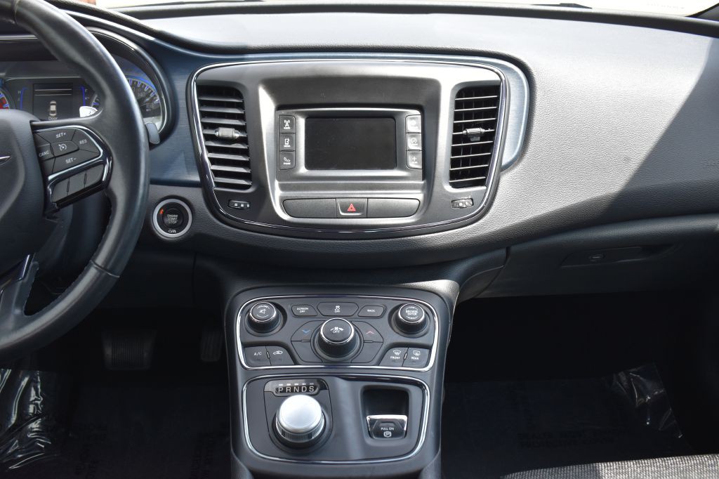 2017 Chrysler 200 Image 14
