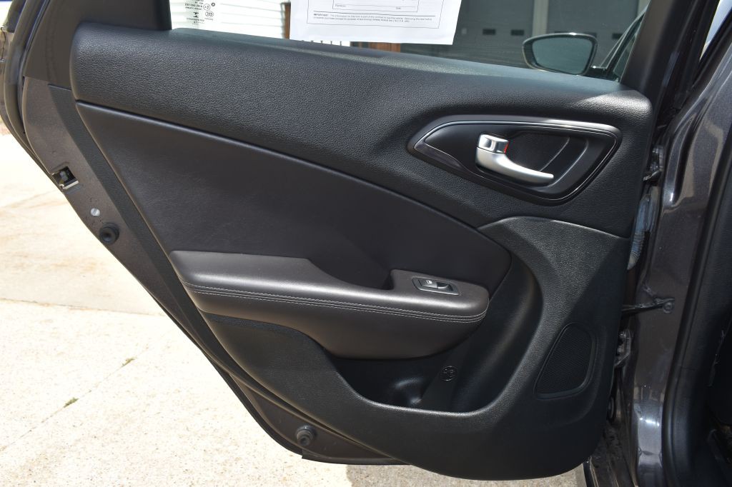 2017 Chrysler 200 Image 16