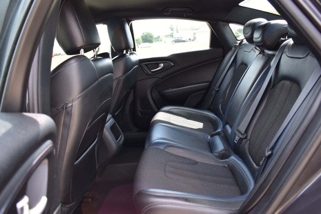 2017 Chrysler 200 Image 17