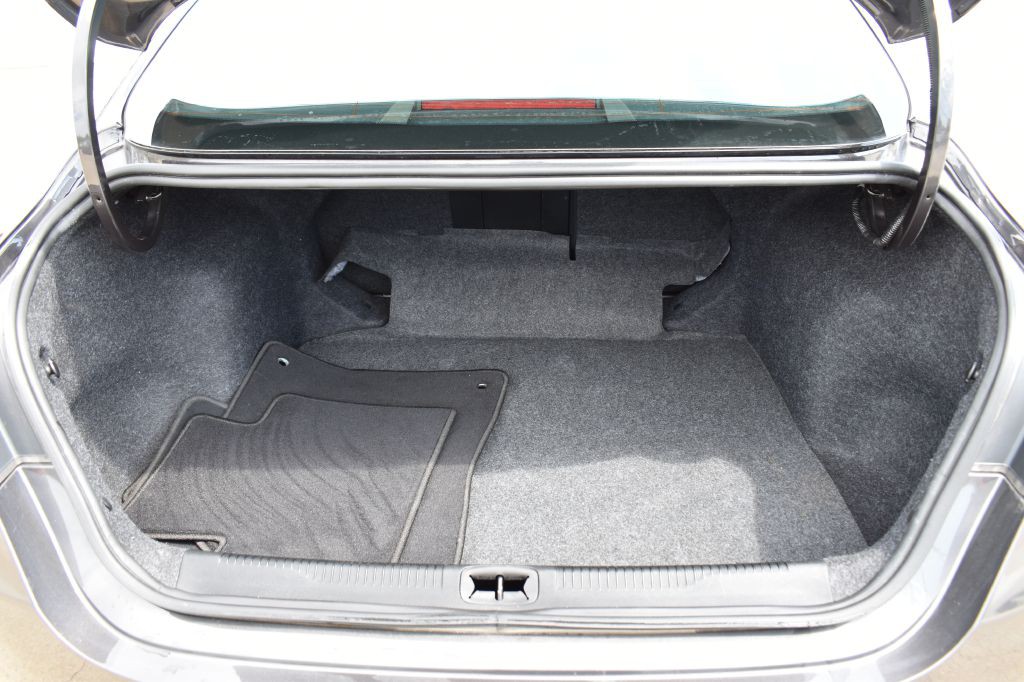 2017 Chrysler 200 Image 18