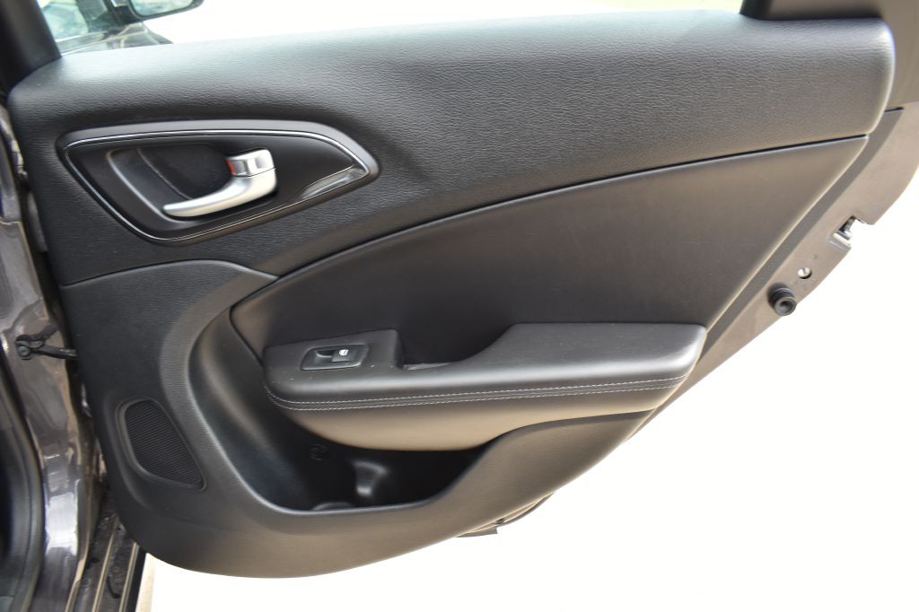 2017 Chrysler 200 Image 19
