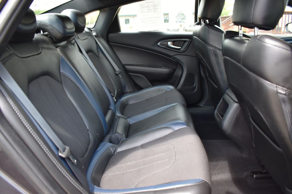 2017 Chrysler 200 Image 20