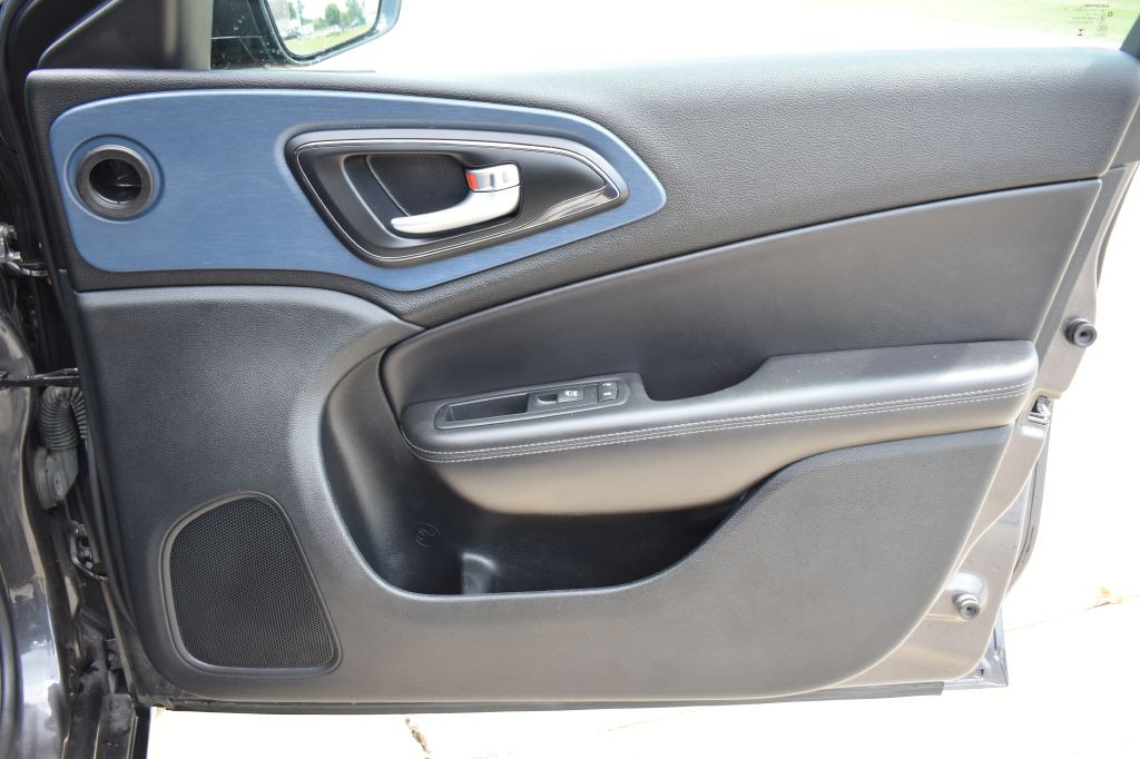 2017 Chrysler 200 Image 21