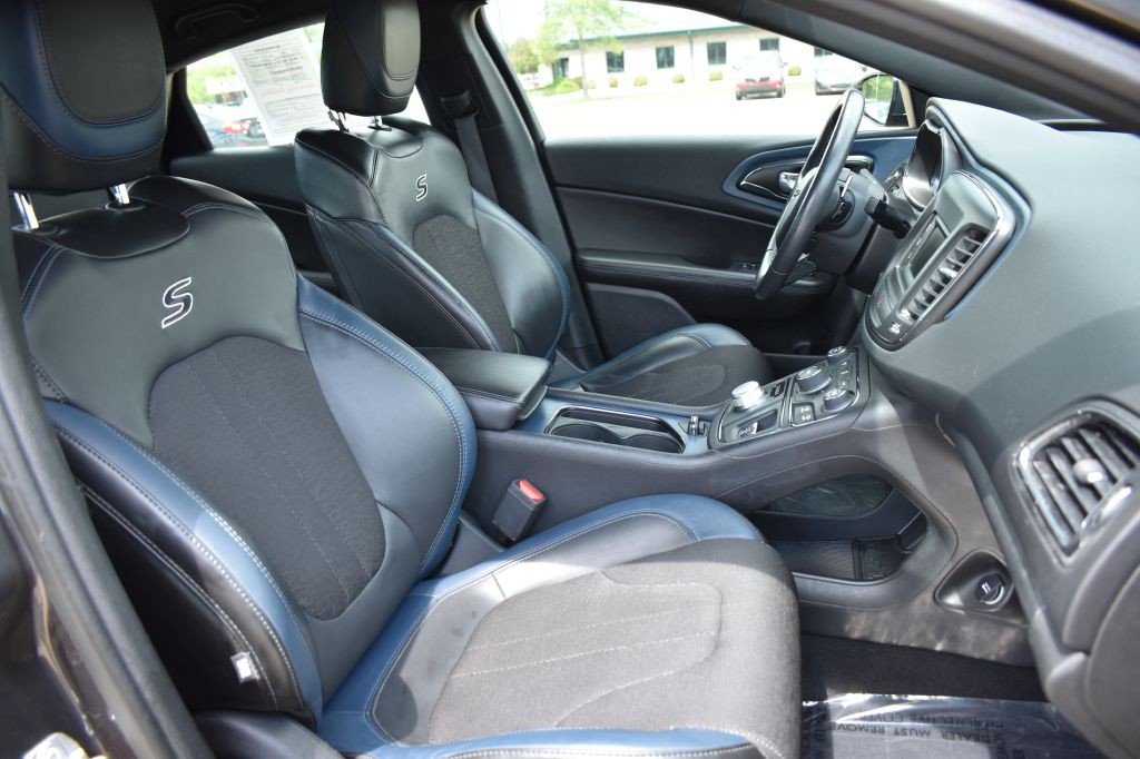 2017 Chrysler 200 Image 22