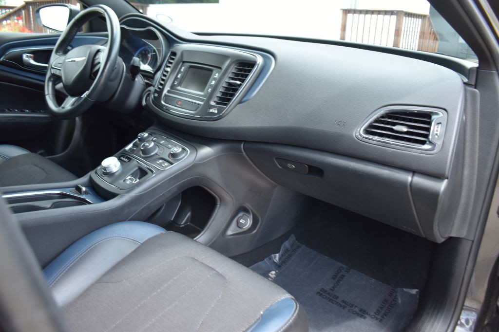 2017 Chrysler 200 Image 23