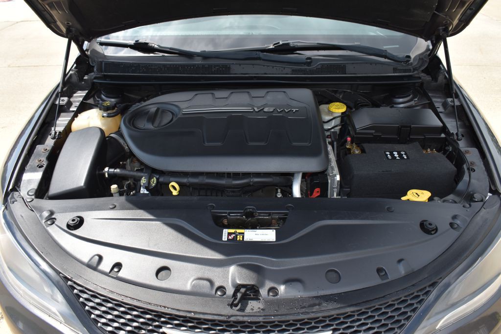 2017 Chrysler 200 Image 24