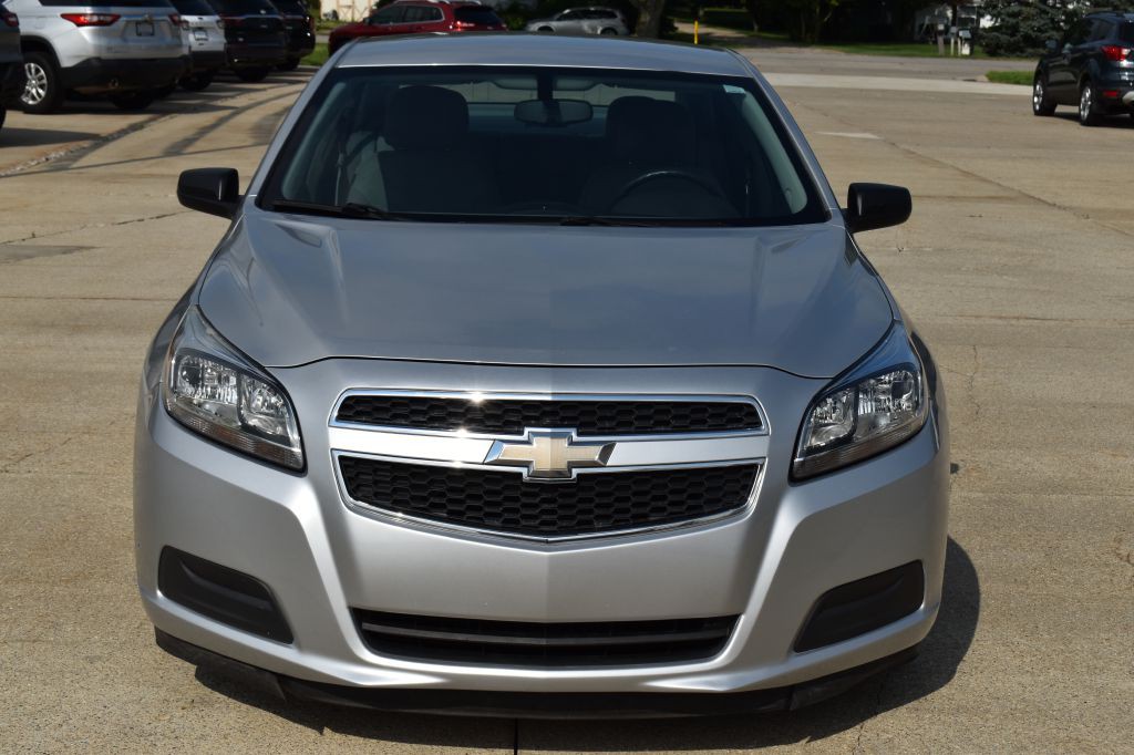 2013 Chevrolet Malibu Image 2