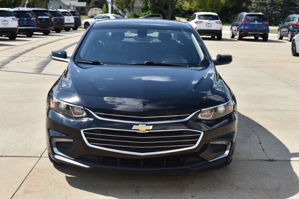 2017 Chevrolet Malibu Image 2