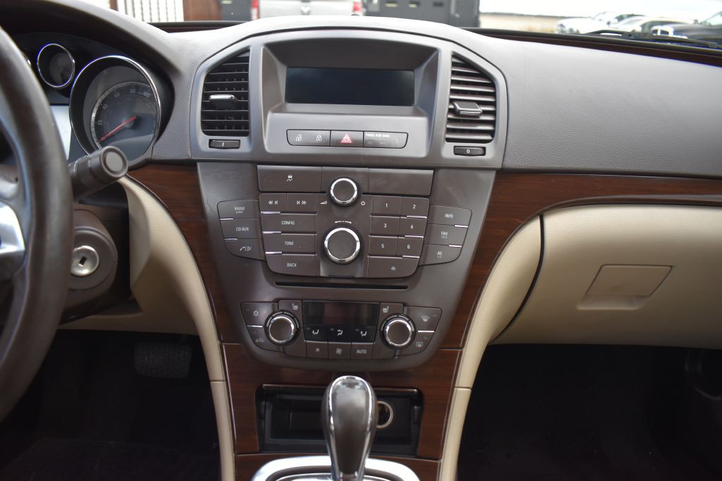 2011 Buick Regal Image 16