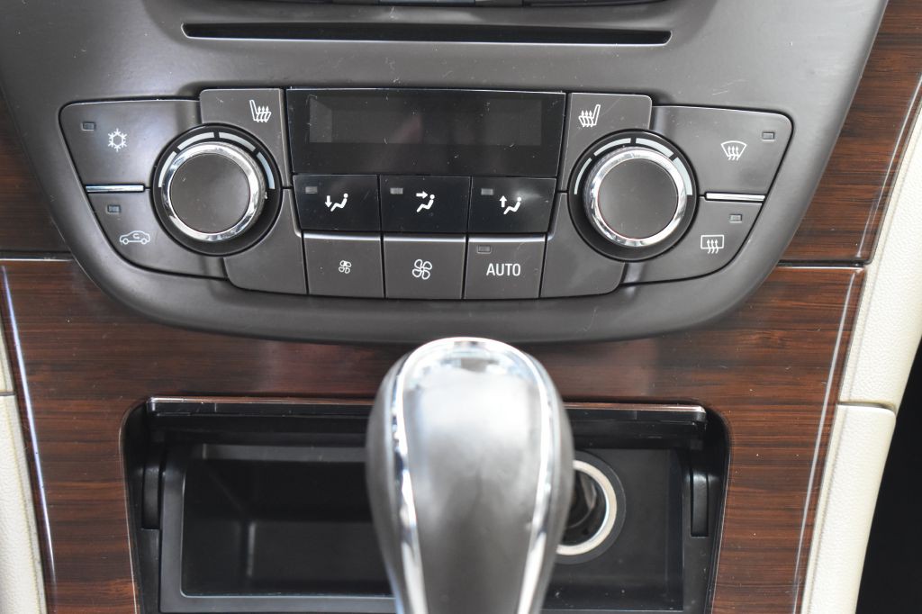 2011 Buick Regal Image 18