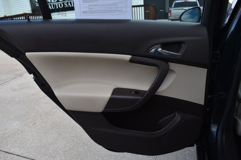 2011 Buick Regal Image 24