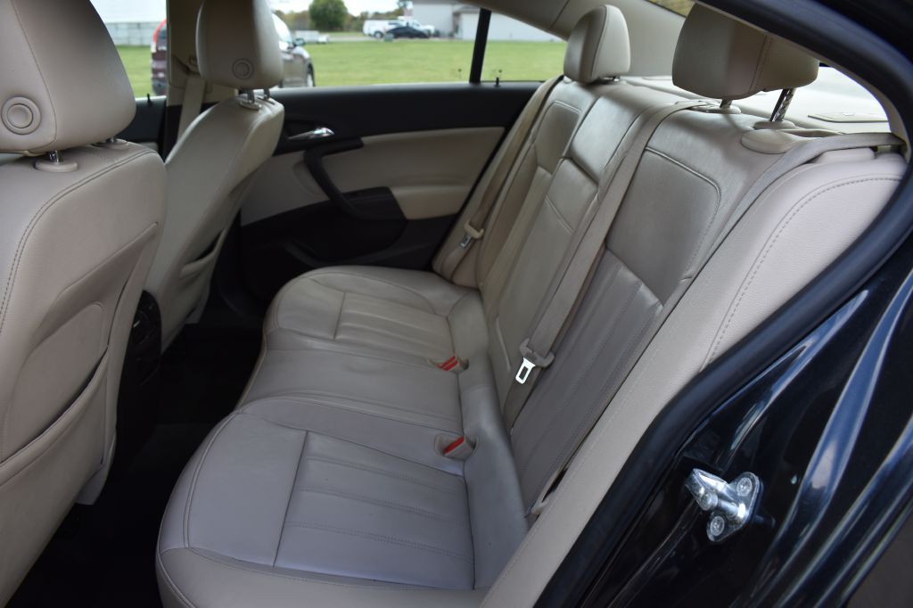 2011 Buick Regal Image 25