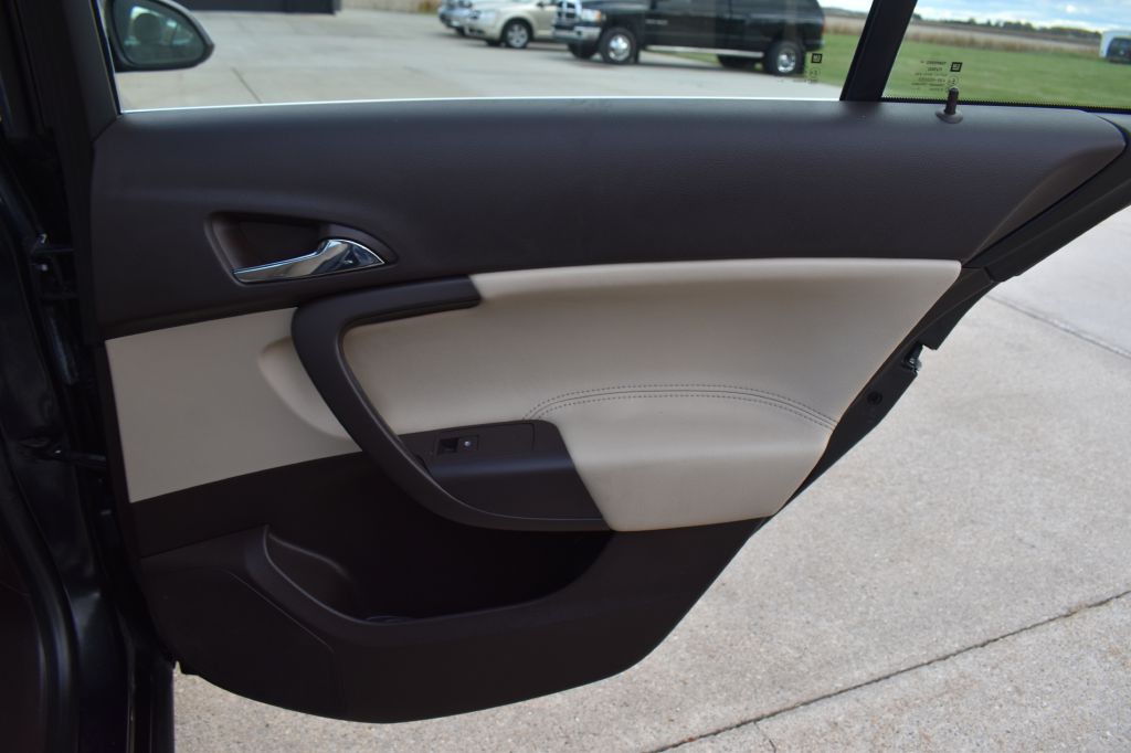 2011 Buick Regal Image 26