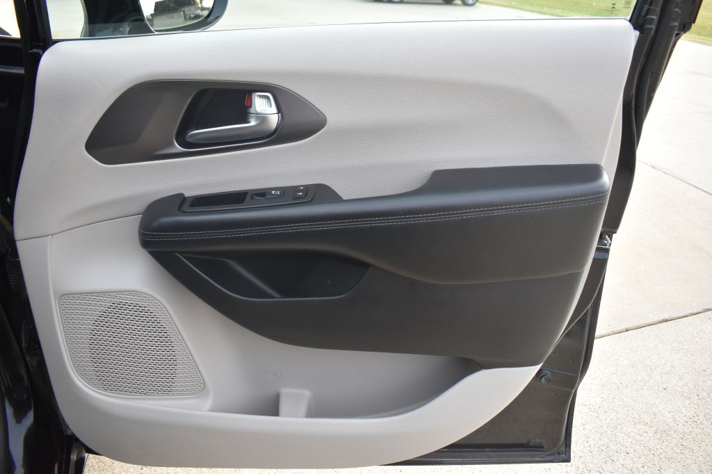 2019 Chrysler Pacifica Image 36