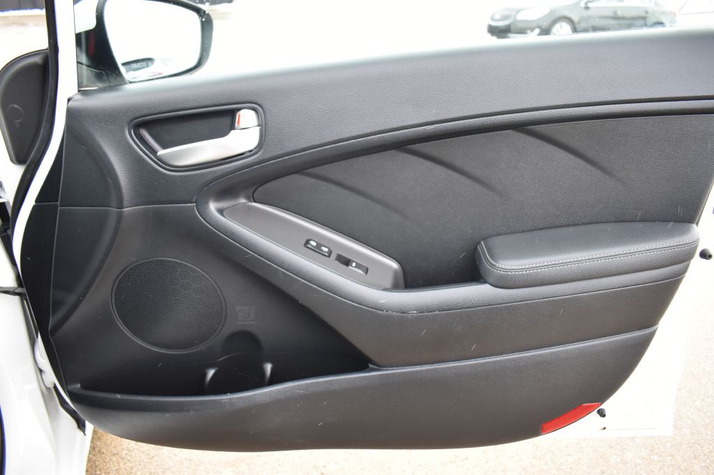 2017 Kia Forte Image 24